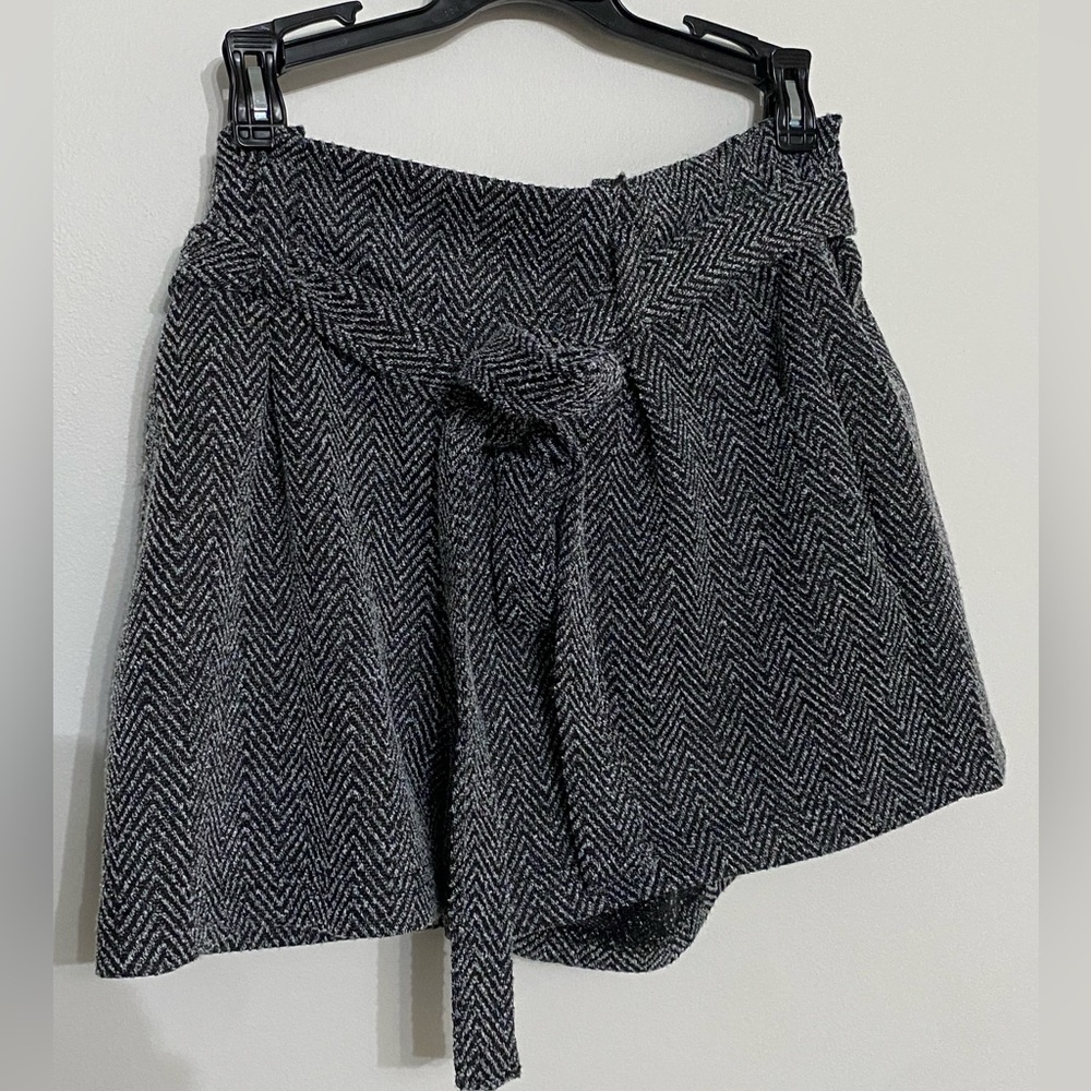 black and grey zig zag pattern shorts with pockets and adjustable belt bow